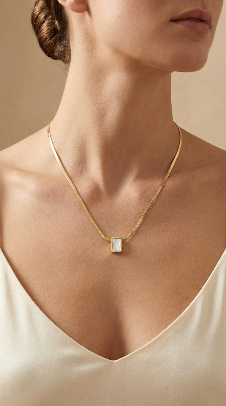 COLAR FITA COM PINGENTE MADREPÉROLA
